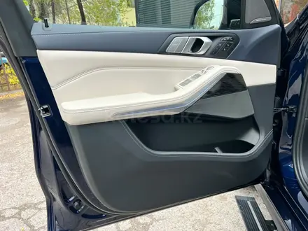 BMW X7 2021 года за 40 295 000 тг. в Караганда – фото 27