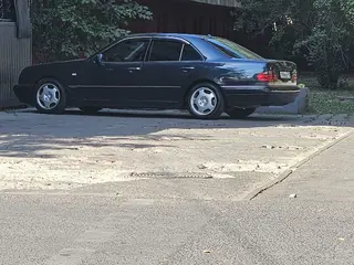Mercedes-Benz E 280