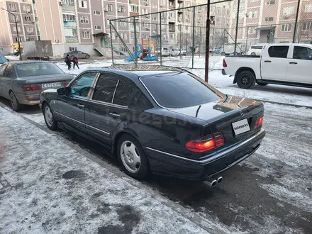 Mercedes-Benz E 320 1996 года за 3 400 000 тг. в Атырау – фото 3