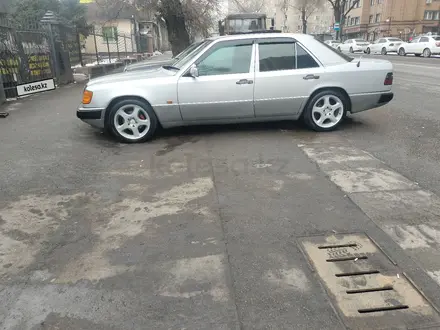 Mercedes-Benz E 230 1990 года за 2 150 000 тг. в Алматы