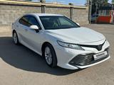 Toyota Camry 2019 года за 15 500 000 тг. в Актобе – фото 2