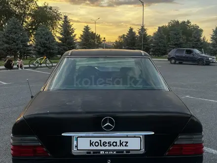 Mercedes-Benz E 220 1994 года за 1 050 000 тг. в Талдыкорган – фото 4