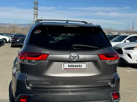 Toyota Highlander 2018 года за 15 000 000 тг. в Атырау – фото 2
