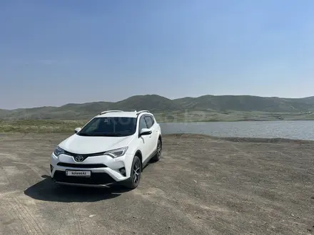 Toyota RAV4 2018 года за 14 300 000 тг. в Актобе