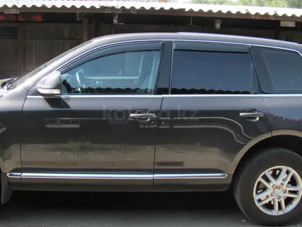 Volkswagen Touareg 2008 года за 7 500 000 тг. в Алматы – фото 4