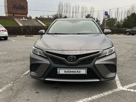 Toyota Camry 2020 года за 11 200 000 тг. в Шымкент – фото 2