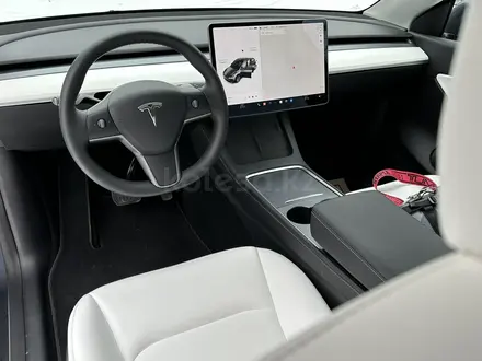 Tesla Model Y 2022 года за 26 500 000 тг. в Алматы – фото 5