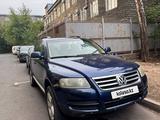 Volkswagen Touareg 2006 года за 4 100 000 тг. в Астана – фото 2