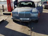 Mercedes-Benz E 200 1983 года за 600 000 тг. в Семей – фото 2