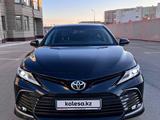 Toyota Camry 2021 года за 15 800 000 тг. в Атырау