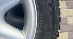 Диски на Мерседес R16 с зимней резиной в комплекте за 150 000 тг. в Алматы – фото 2