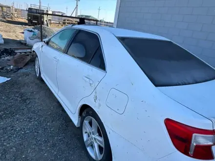 Toyota Camry 2013 года за 3 000 000 тг. в Атырау – фото 2
