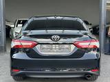 Toyota Camry 2018 года за 13 500 000 тг. в Шымкент – фото 5