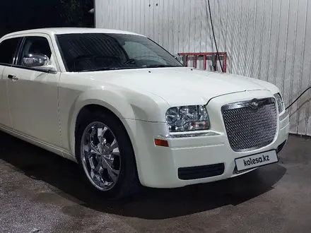 Chrysler 300C 2005 года за 6 300 000 тг. в Алматы – фото 2