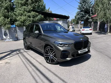 BMW X5 2021 года за 46 000 000 тг. в Алматы – фото 2