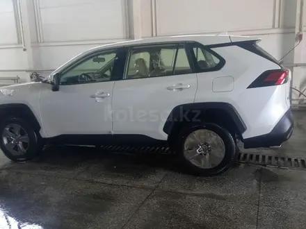 Toyota RAV4 2022 года за 16 600 000 тг. в Петропавловск – фото 25