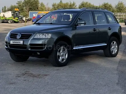 Volkswagen Touareg 2005 года за 6 150 000 тг. в Алматы – фото 2