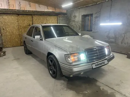 Mercedes-Benz E 220 1989 года за 1 400 000 тг. в Тараз – фото 4