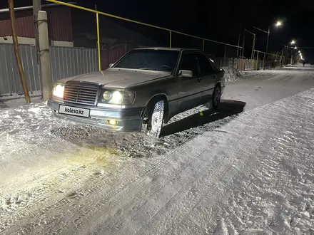 Mercedes-Benz E 200 1993 года за 1 350 000 тг. в Талдыкорган – фото 3