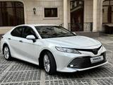 Toyota Camry 2020 года за 14 800 000 тг. в Алматы – фото 3