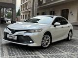 Toyota Camry 2020 года за 14 800 000 тг. в Алматы – фото 2