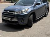 Toyota Highlander 2017 года за 18 000 000 тг. в Тараз
