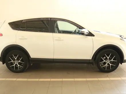 Toyota RAV4 2017 года за 11 990 000 тг. в Актобе – фото 4