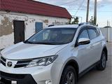 Toyota RAV4 2015 года за 9 000 000 тг. в Атырау – фото 2