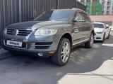 Volkswagen Touareg 2007 года за 6 200 000 тг. в Алматы – фото 2