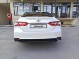 Toyota Camry 2018 года за 14 000 000 тг. в Шымкент – фото 2