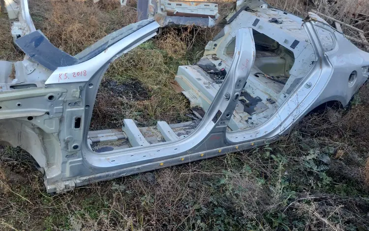 Kia Optima 2018 год левый порог со стойкой крыло заднее за 1 000 тг. в Алматы