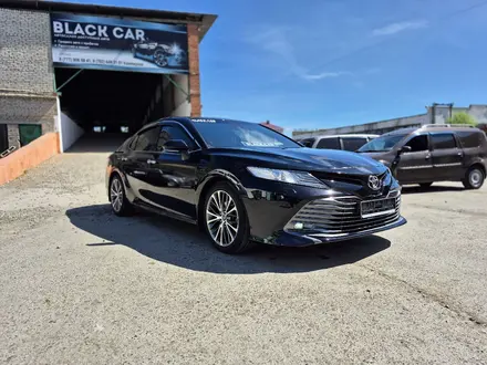 Toyota Camry 2019 года за 11 500 000 тг. в Костанай – фото 2
