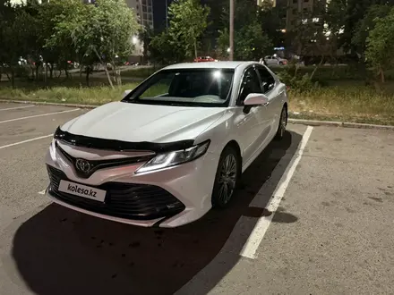 Toyota Camry 2020 года за 11 800 000 тг. в Астана – фото 2