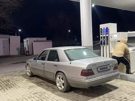 Mercedes-Benz E 280 1994 года за 3 700 000 тг. в Туркестан – фото 2