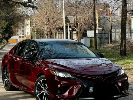 Toyota Camry 2017 года за 9 999 999 тг. в Алматы