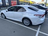 Toyota Camry 2021 года за 15 800 000 тг. в Атырау – фото 3