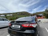 Toyota Camry 2018 года за 13 500 000 тг. в Атырау – фото 3