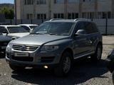 Volkswagen Touareg 2008 года за 7 000 000 тг. в Астана – фото 2