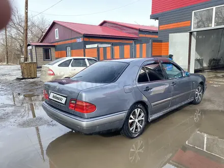 Mercedes-Benz E 230 1997 года за 2 800 000 тг. в Павлодар – фото 4
