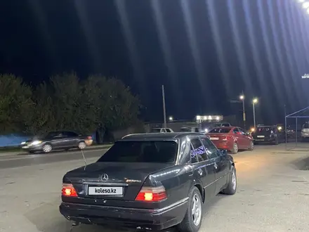 Mercedes-Benz E 220 1994 года за 2 000 000 тг. в Алматы