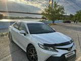 Toyota Camry 2021 года за 13 900 000 тг. в Семей – фото 4