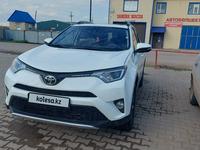 Toyota RAV4 2018 года за 13 100 000 тг. в Актобе