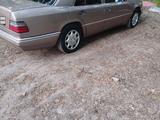 Mercedes-Benz E 220 1994 года за 1 700 000 тг. в Караганда – фото 2