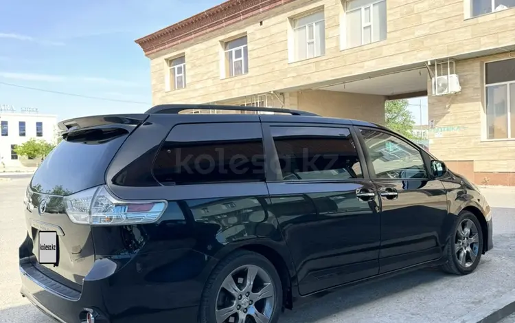 Toyota Sienna 2015 года за 14 500 000 тг. в Актау