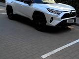 Toyota RAV4 2021 года за 14 500 000 тг. в Актобе