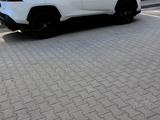 Toyota RAV4 2021 года за 14 500 000 тг. в Актобе – фото 2