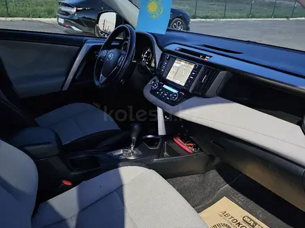 Toyota RAV4 2017 года за 9 100 000 тг. в Уральск – фото 40