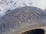 Шины 2 штуки 215/65/R16 за 7 000 тг. в Атырау
