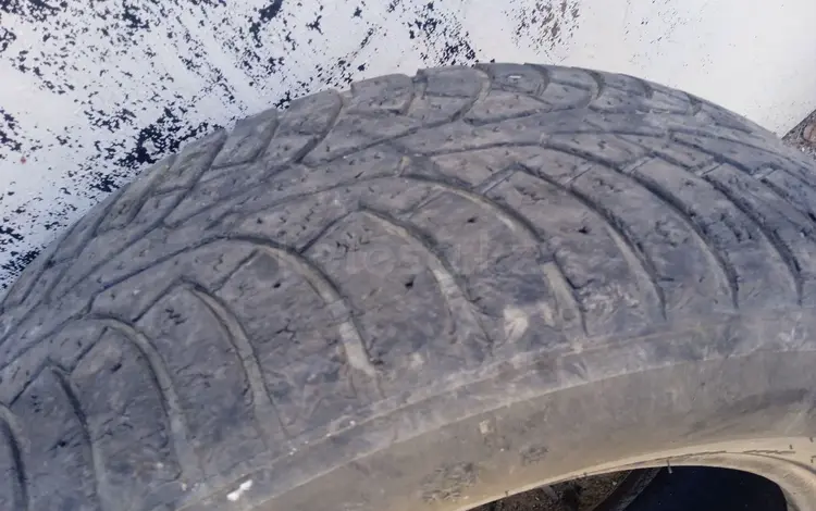 Шины 2 штуки 215/65/R16 за 7 000 тг. в Атырау