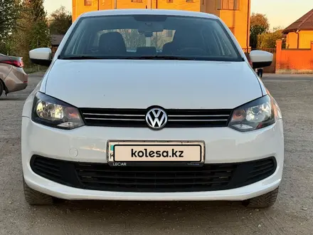 Volkswagen Polo 2015 года за 3 600 000 тг. в Атырау – фото 2